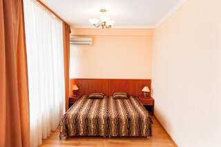 Гостиница Nart Нальчик Двухместный номер с 2 отдельными кроватями и видом на горы-1